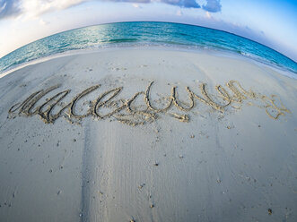 Malediven, Ross Atoll, Strand mit Schrift - AMF06905