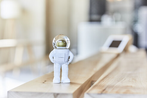 Miniatur-Astronauten-Figur auf Holzbank - FMKF05581