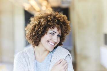 Porträt einer lächelnden Frau mit lockigem Haar - FMKF05591