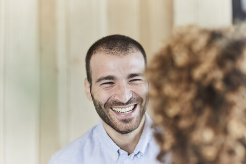 Porträt eines glücklichen Geschäftsmannes, der eine Frau ansieht, lizenzfreies Stockfoto