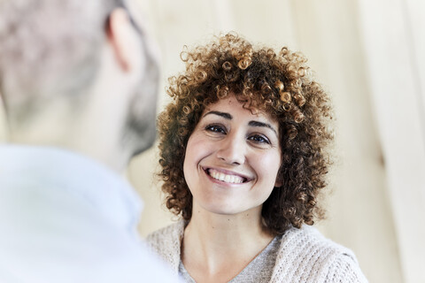 Porträt einer lächelnden Frau, die einen Mann ansieht, lizenzfreies Stockfoto