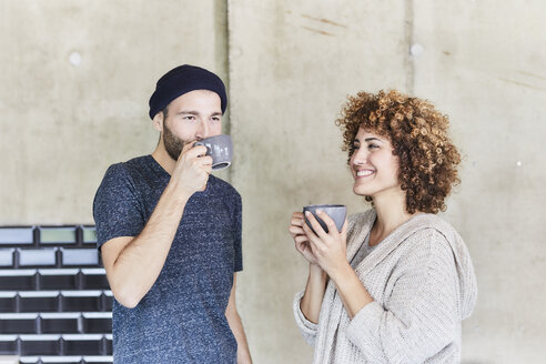 Mann und Frau trinken zusammen Kaffee - FMKF05605