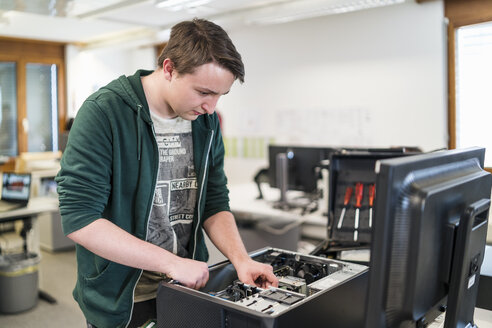 Teenager beim Zusammenbau eines Personalcomputers - DIGF06724