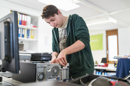 Teenager beim Zusammenbau eines Personalcomputers - DIGF06725