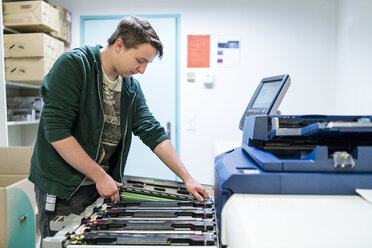 Teenager working at color printer - DIGF06733