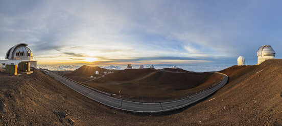 USA, Hawaii, Big Island, Vulkan Mauna Kea, Mauna-Kea-Sternwarten, Mauna-Kea-Zugangsstraße, Infrarot-Teleskop des Vereinigten Königreichs, James-Clerk-Maxwell-Teleskop, Smithsonian Submillimeter Array, Subaru-Teleskop, Keck-Observatorium - FOF10639