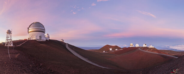 USA, Hawaii, Big Island, Volcano Mauna Kea, Mauna Kea Observatories, Gemini Observatory, University of Hawaii, Subaru Telescope, Keck Observatorium and NASA Infrared Telescope Facility at sunrise - FOF10640