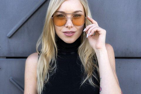 Porträt einer modischen jungen Frau mit Sonnenbrille, lizenzfreies Stockfoto