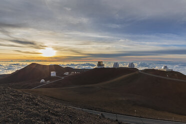 USA, Hawaii, Vulkan Mauna Kea, Teleskope der Mauna Kea Observatorien bei Sonnenuntergang - FOF10641