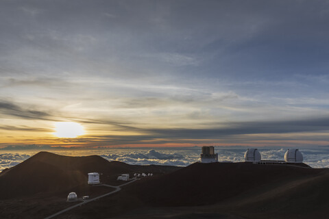 USA, Hawaii, Vulkan Mauna Kea, Teleskope der Mauna Kea Observatorien bei Sonnenuntergang, lizenzfreies Stockfoto