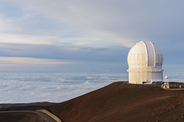 USA, Hawaii, Vulkan Mauna Kea, Teleskop der Mauna Kea Observatorien in der Abenddämmerung - FOF10643