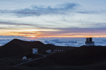USA, Hawaii, Vulkan Mauna Kea, Teleskope der Mauna Kea Observatorien bei Sonnenuntergang - FOF10644