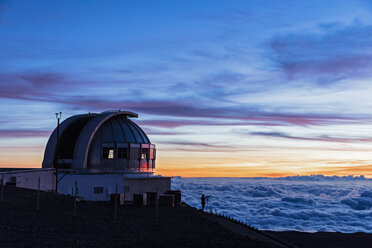 USA, Hawaii, Vulkan Mauna Kea, Teleskope der Mauna Kea Observatorien bei Sonnenuntergang - FOF10647