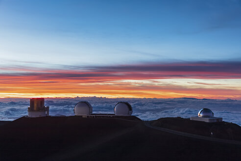 USA, Hawaii, Vulkan Mauna Kea, Teleskope der Mauna Kea Observatorien bei Sonnenuntergang - FOF10648