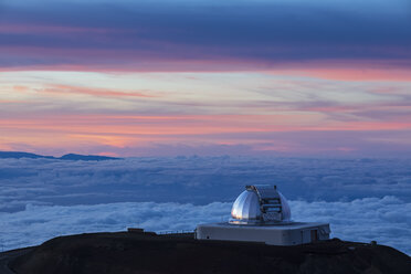 USA, Hawaii, Vulkan Mauna Kea, Teleskope der Mauna Kea Observatorien bei Sonnenuntergang - FOF10649