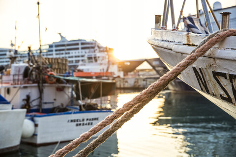 Italien, Sizilien, Syrakus, Ortygia, festgemachtes Schiff bei Sonnenuntergang, lizenzfreies Stockfoto