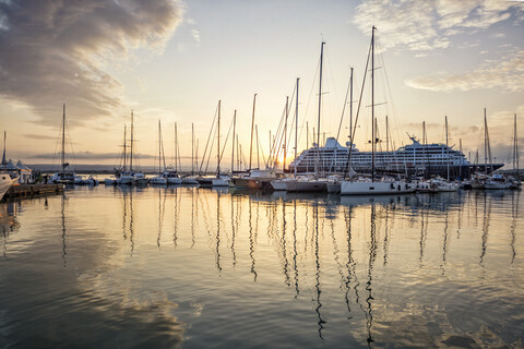 Italien, Sizilien, Ortygia, Syrakus, Hafen in der Abenddämmerung, lizenzfreies Stockfoto