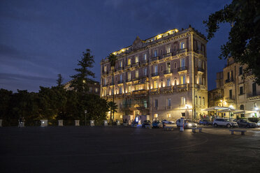 Italien, Sizilien, Ortygia, Syrakus, Hotel Des Etrangers in der Abenddämmerung - MAMF00580