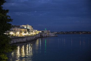 Italien, Sizilien, Ortygia, Syrakus, Blick auf Castello Maniace in der Abenddämmerung - MAMF00581