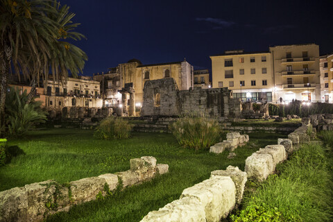 Italien, Sizilien, Ortygia, Syrakus, Apollo-Tempel bei Nacht, lizenzfreies Stockfoto