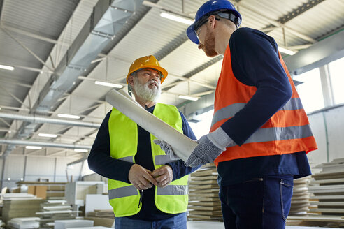 Zwei Männer mit Plan im Gespräch in einer Fabrik - ZEDF02090