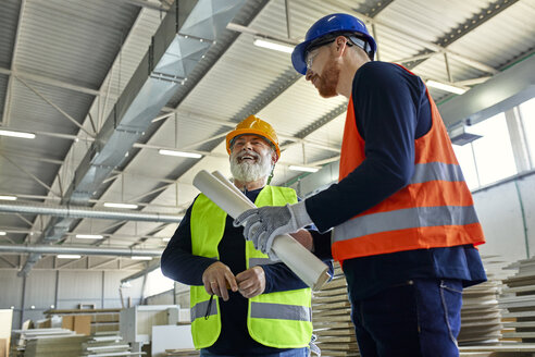 Lachender Arbeiter mit Kollege in der Fabrik - ZEDF02091