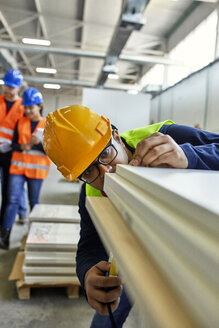 Arbeiter prüft Holzplatten in der Fabrik - ZEDF02098