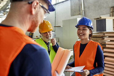 Kollegen in Arbeitsschutzkleidung im Gespräch in der Fabrik - ZEDF02107