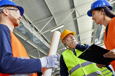 Kollegen in Arbeitsschutzkleidung im Gespräch in der Fabrik - ZEDF02108