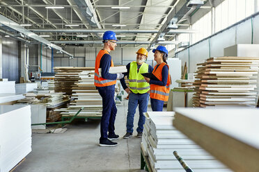 Kollegen in Arbeitsschutzkleidung im Gespräch in der Fabrik - ZEDF02111