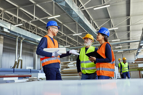 Kollegen in Arbeitsschutzkleidung im Gespräch in der Fabrik - ZEDF02112