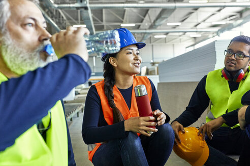 Arbeiter in einer Fabrik machen gemeinsam Mittagspause - ZEDF02125