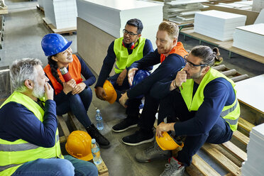 Workers in factory having lunch break together - ZEDF02127