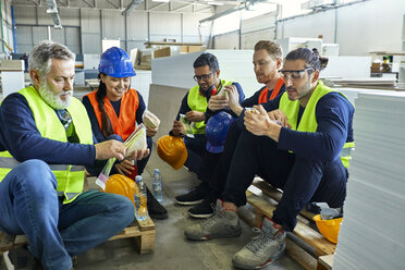 Workers in factory having lunch break together - ZEDF02128