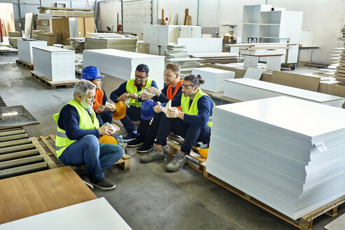 Arbeiter in einer Fabrik machen gemeinsam Mittagspause - ZEDF02129