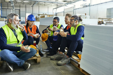 Workers in factory having lunch break together - ZEDF02130