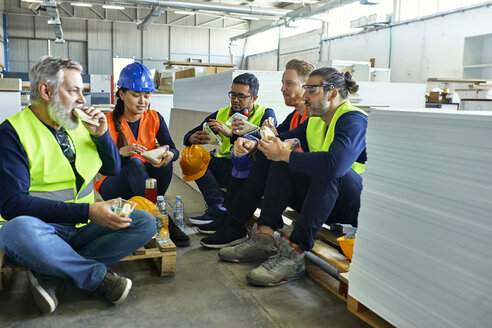 Arbeiter in einer Fabrik machen gemeinsam Mittagspause - ZEDF02130