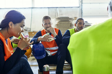 Workers in factory having lunch break together - ZEDF02131