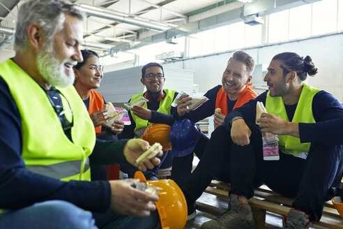 Glückliche Arbeiter in einer Fabrik machen gemeinsam Mittagspause - ZEDF02132