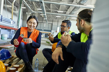 Workers in factory having lunch break together - ZEDF02134