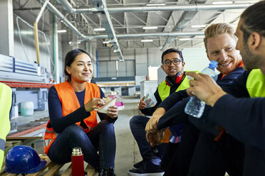 Workers in factory having lunch break together - ZEDF02137