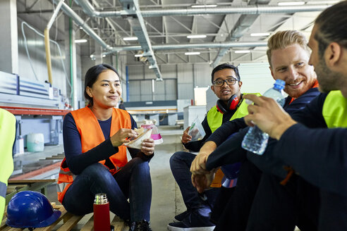 Arbeiter in einer Fabrik machen gemeinsam Mittagspause - ZEDF02137