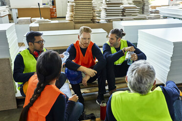 Workers in factory having lunch break together - ZEDF02138