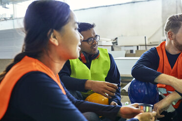 Workers in factory having lunch break together - ZEDF02140