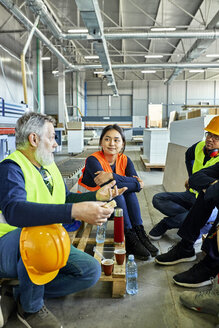 Arbeiter in einer Fabrik machen gemeinsam Mittagspause - ZEDF02145