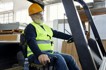 Arbeiter auf einem Gabelstapler in einer Fabrik - ZEDF02165