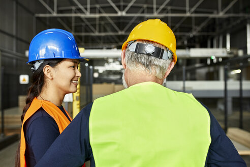 Männlicher und weiblicher Arbeiter arbeiten zusammen in einer Fabrik - ZEDF02178