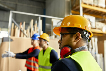 Porträt eines Arbeiters in einer Fabrikwerkstatt - ZEDF02186