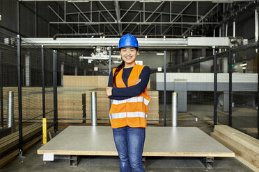 Porträt einer lächelnden Arbeiterin in einem Fabriklager - ZEDF02198