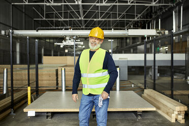 Porträt eines lächelnden reifen Arbeiters in einem Fabriklager - ZEDF02204